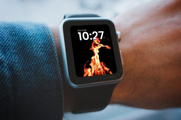 男生手腕上的Apple Watch苹果手表样机mockup