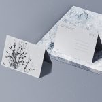 带场景的折页明信片样机mockup缩略图 带场景的折页明信片样机mockup