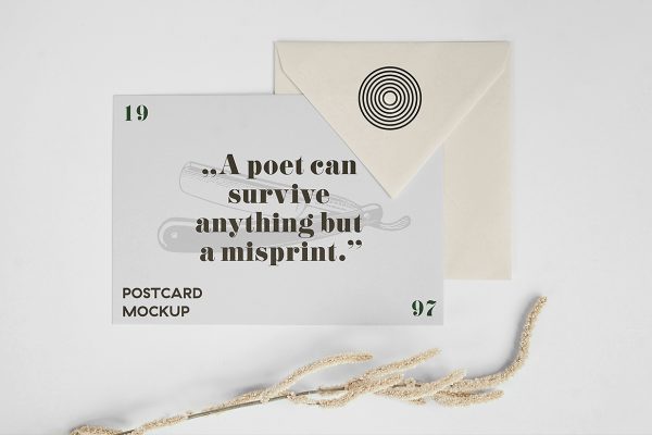 带信封场景的明信片样机mockup