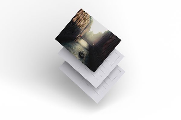 漂浮空中的明信片样机mockup