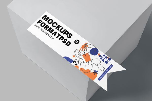 放在装饰品上的书签样机mockup