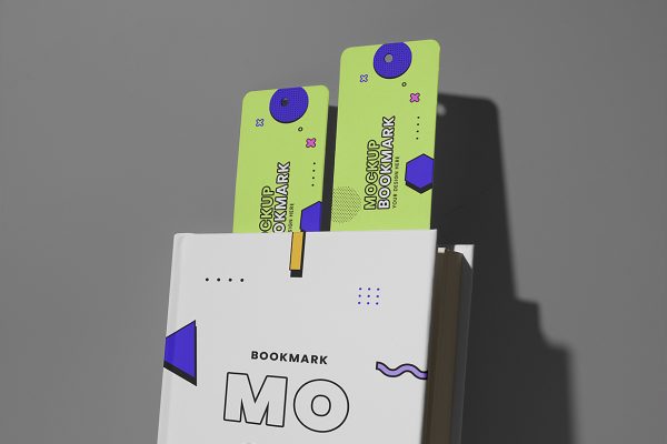 放在书籍上的书签样机mockup5组