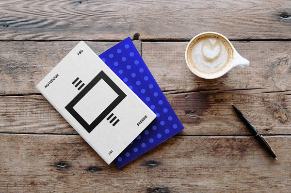 放在桌面上的笔记本记事本本子样机mockup