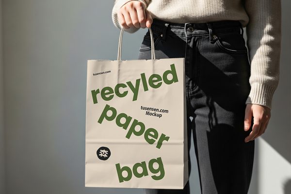 女人手提的纸袋手提袋样机mockup