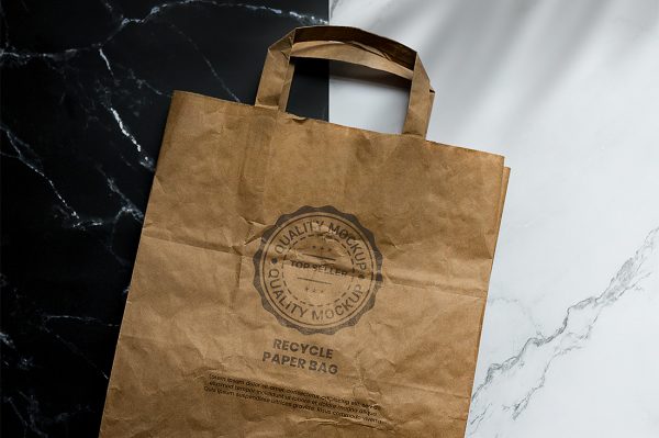 放在地上的牛皮纸手提袋纸袋样机mockup