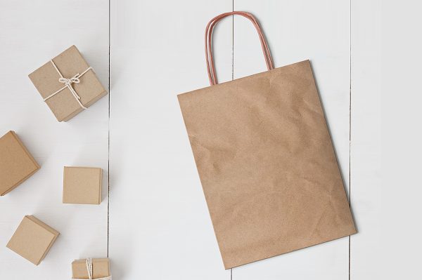 带场景的牛皮纸手提袋纸袋样机mockup