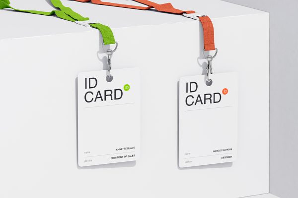 放置白墙的工牌工作证胸牌样机mockup