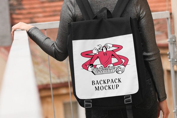 女士背着的书包背包双肩包样机mockup