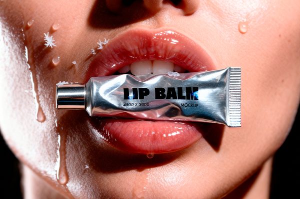 带场景的唇膏润唇膏样机mockup