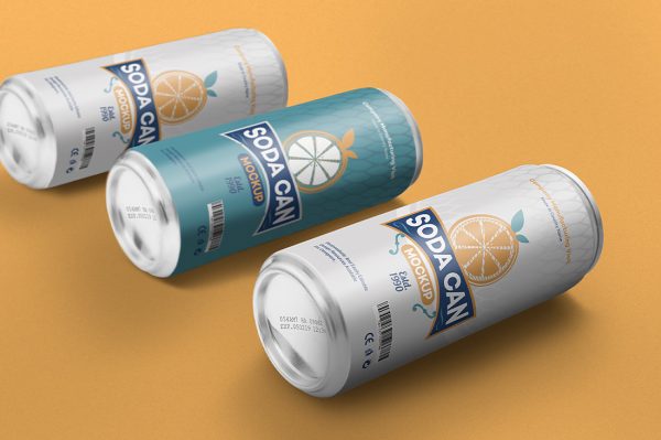 放置地面的易拉罐饮料罐啤酒罐苏打水罐包装样机mockup