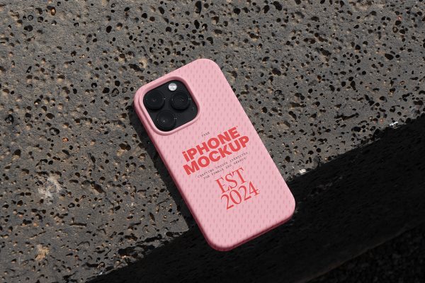 放置地面的iPhone苹果手机壳设计样机mockup