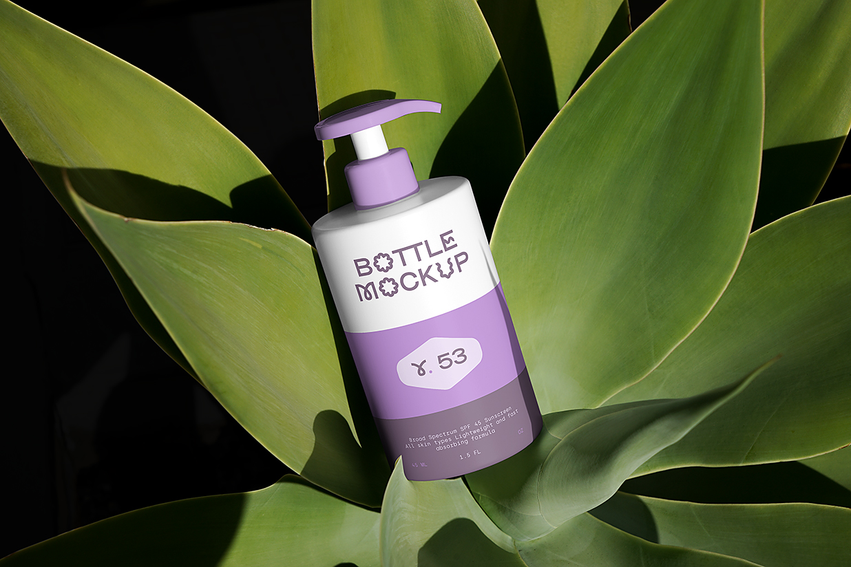 带绿植背景的按压瓶泵瓶洗发水瓶沐浴露瓶样机mockup插图