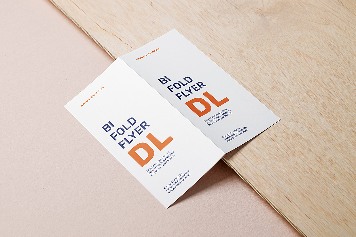 带木板场景的折页双折页样机mockup插图