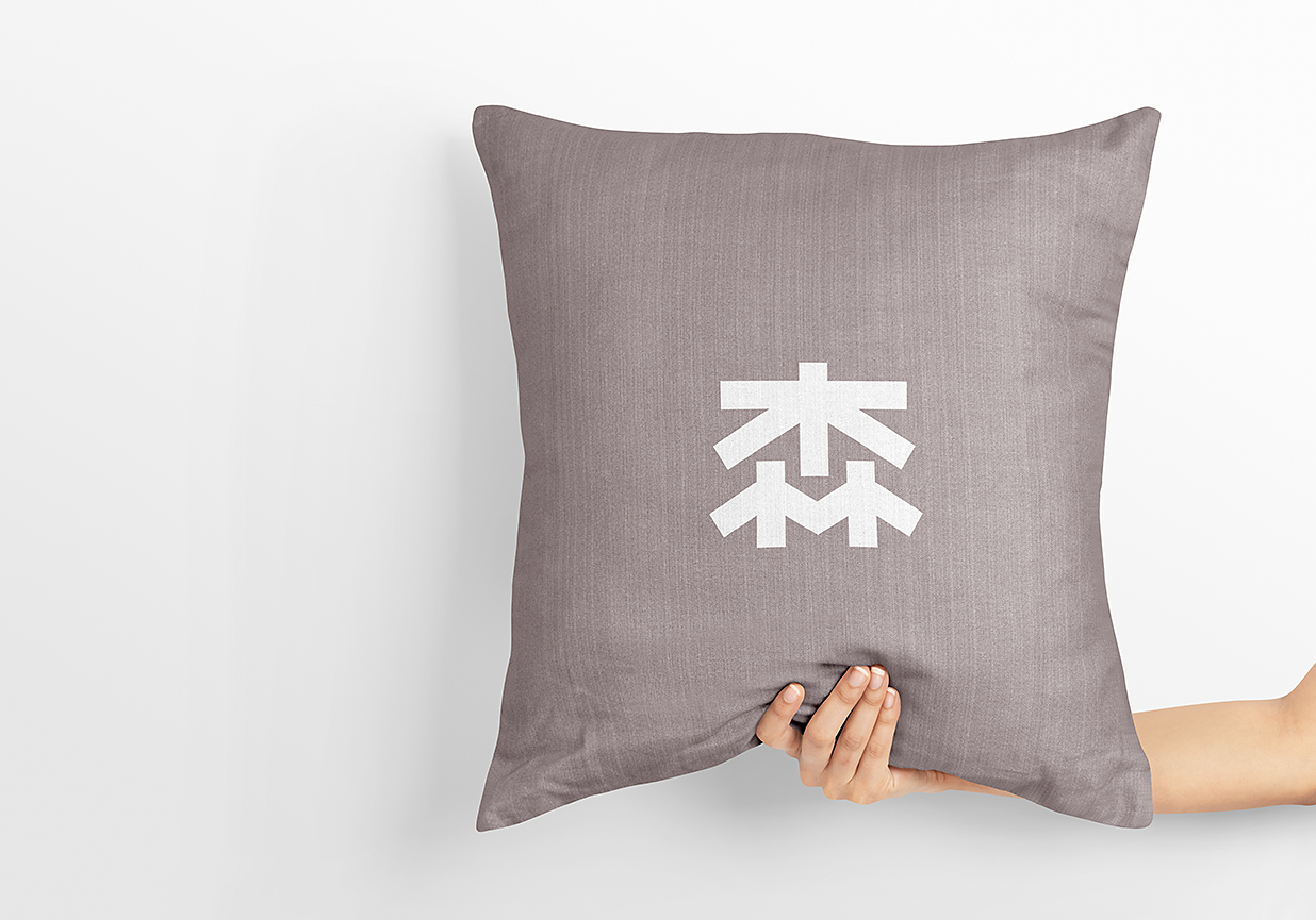 手持枕头抱枕样机mockup插图