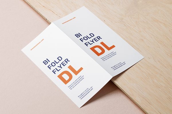 带木板场景的折页双折页样机mockup