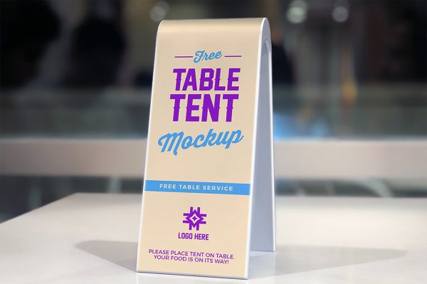 放在桌上的桌牌台卡样机mockup