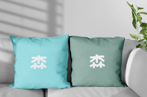 放在沙发上的枕头抱枕样机mockup