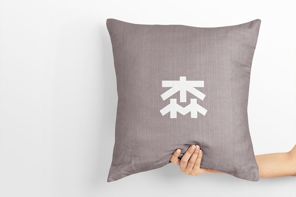 手持枕头抱枕样机mockup