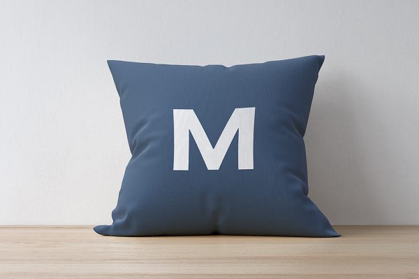 靠在墙上的枕头抱枕样机mockup