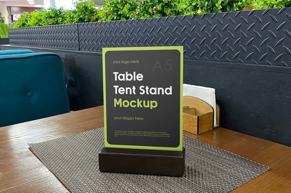 带餐厅场景的桌牌台卡样机mockup