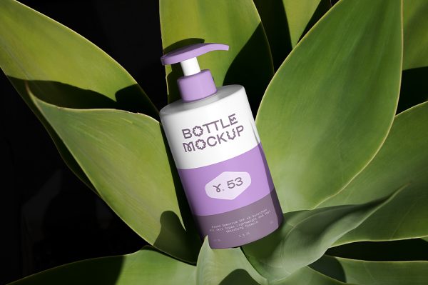 带绿植背景的按压瓶泵瓶洗发水瓶沐浴露瓶样机mockup