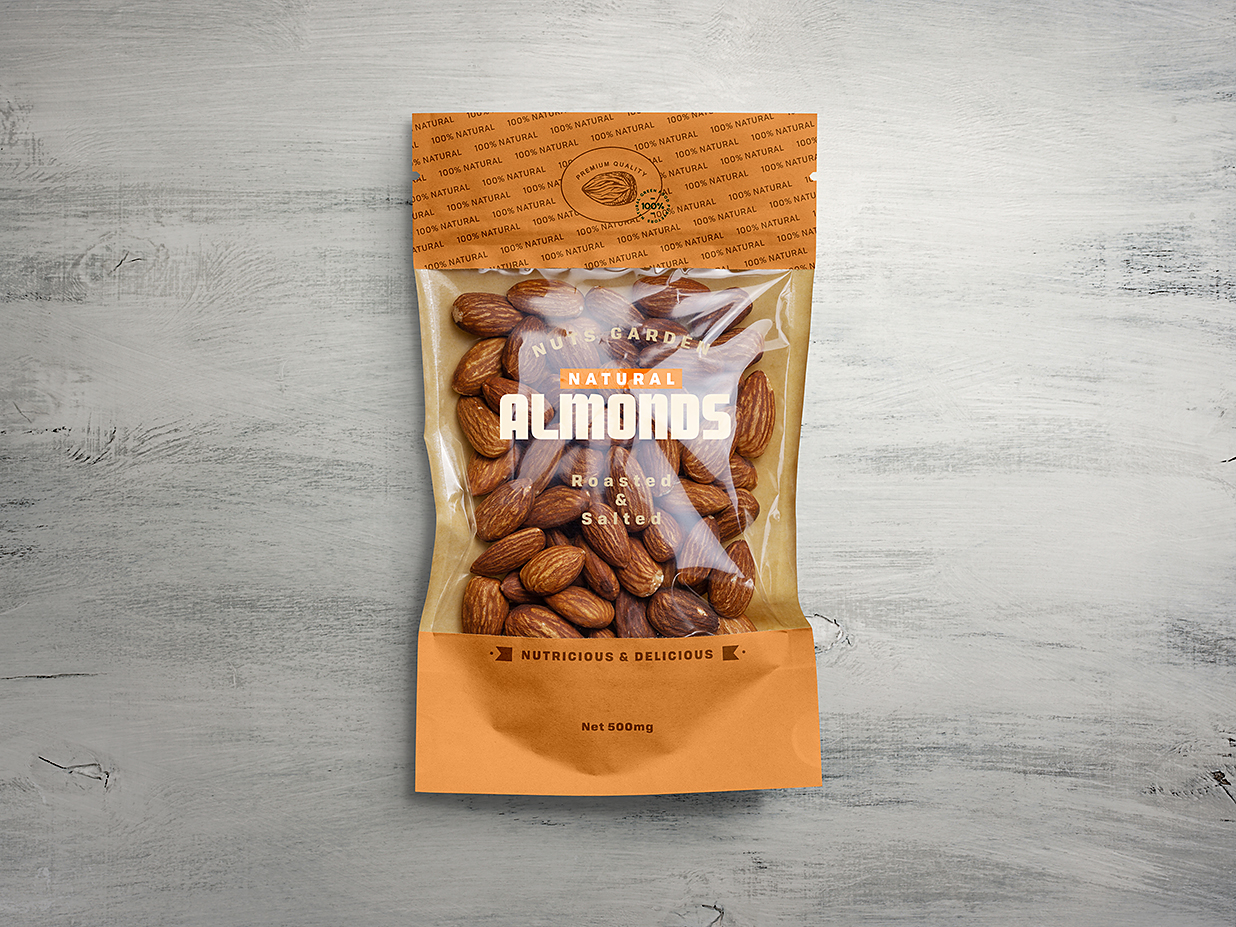 放在木地板上的零食自封袋包装袋样机mockup插图