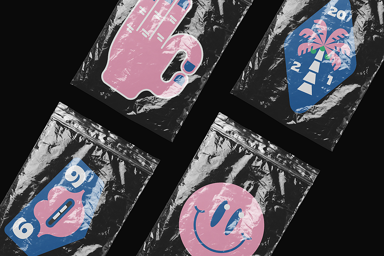 带塑料袋的贴纸样机mockup插图