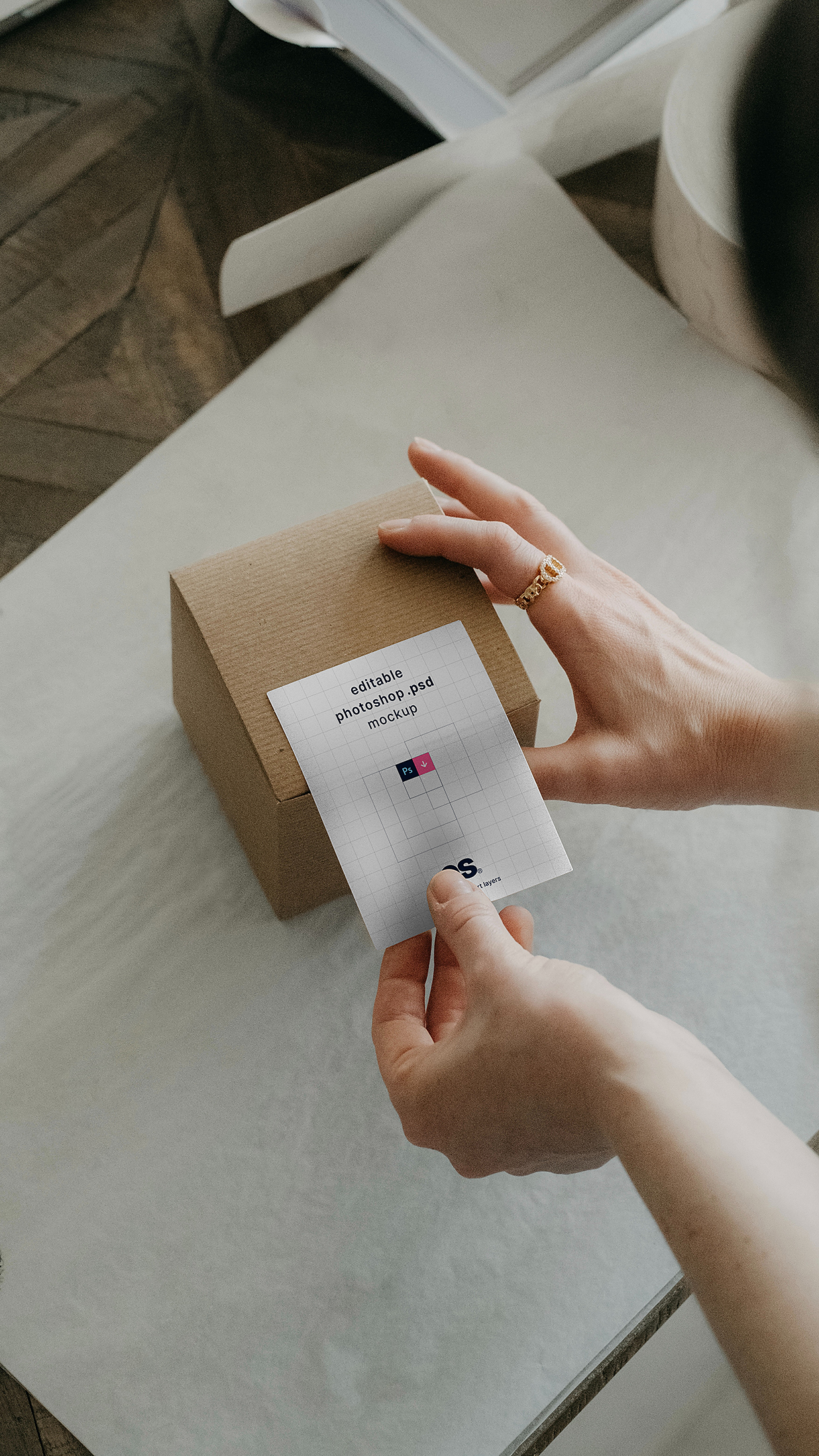 包装盒上的贴纸样机mockup插图