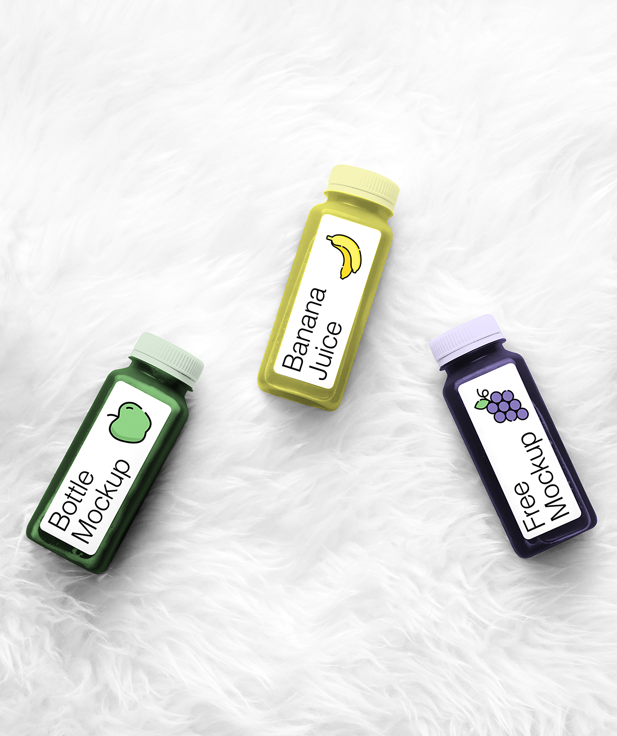 放在毛绒毯上的果汁瓶饮料瓶包装样机mockup插图