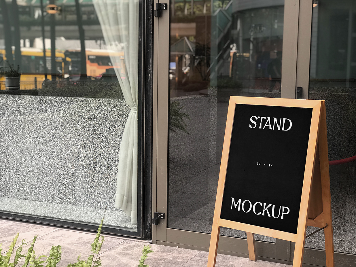 优雅的户外水牌立牌样机mockup插图