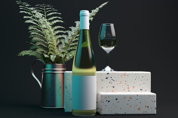 带酒杯的白葡萄酒瓶样机mockup