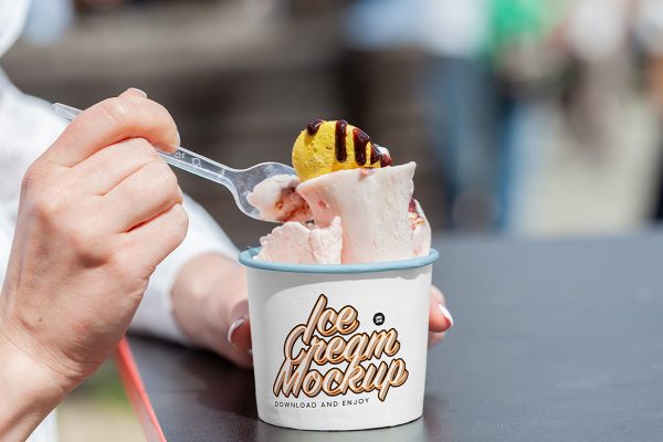 带场景的冰淇淋杯包装样机mockup