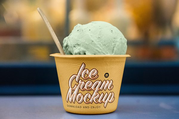 带场景的冰淇淋杯包装样机mockup