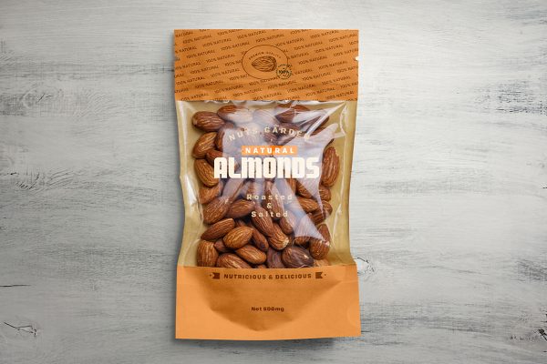 放在木地板上的零食自封袋包装袋样机mockup