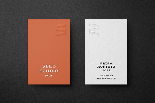 精致的竖版名片样机mockup