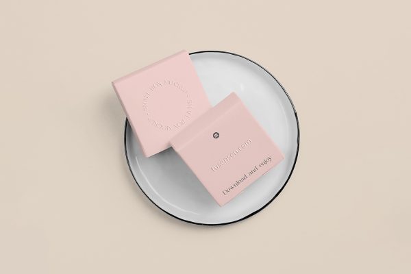 放在圆盘上的小方盒包装样机mockup