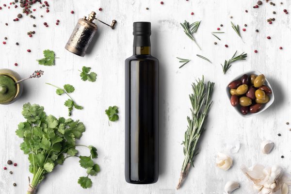 带场景的橄榄油瓶玻璃瓶包装样机mockup2组