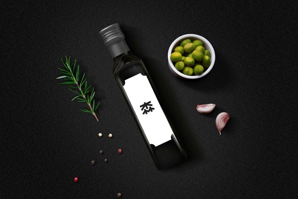带食品场景的橄榄油瓶玻璃瓶包装样机mockup