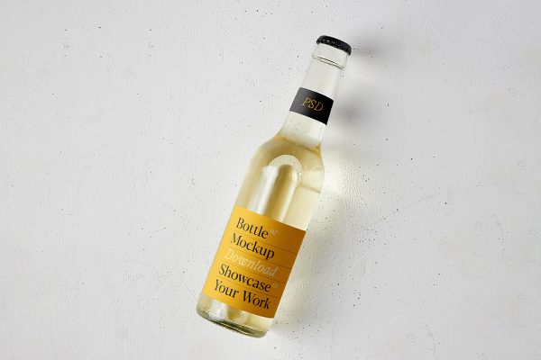 放在地上的啤酒瓶包装样机mockup