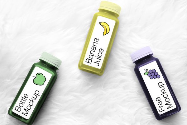 放在毛绒毯上的果汁瓶饮料瓶包装样机mockup