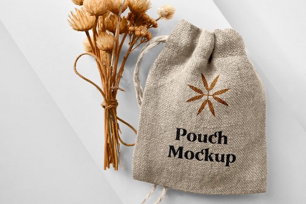 带干花的亚麻抽绳束口袋样机mockup