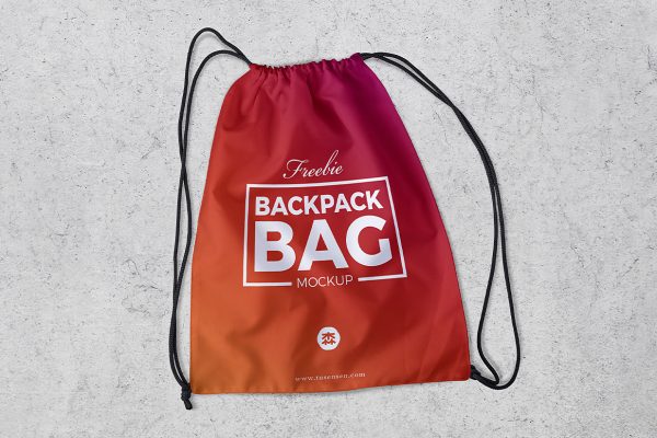 放在地上的抽绳束口袋样机mockup
