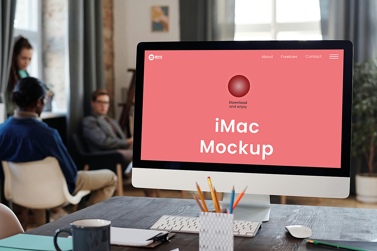 放在办公室桌上的iMac样机mockup插图