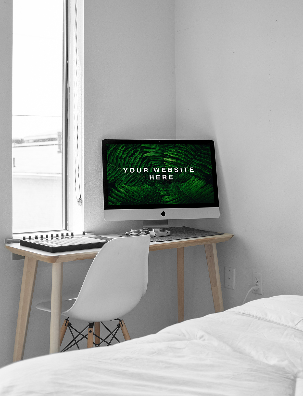 放在房间角落书桌上的iMac样机mockup插图
