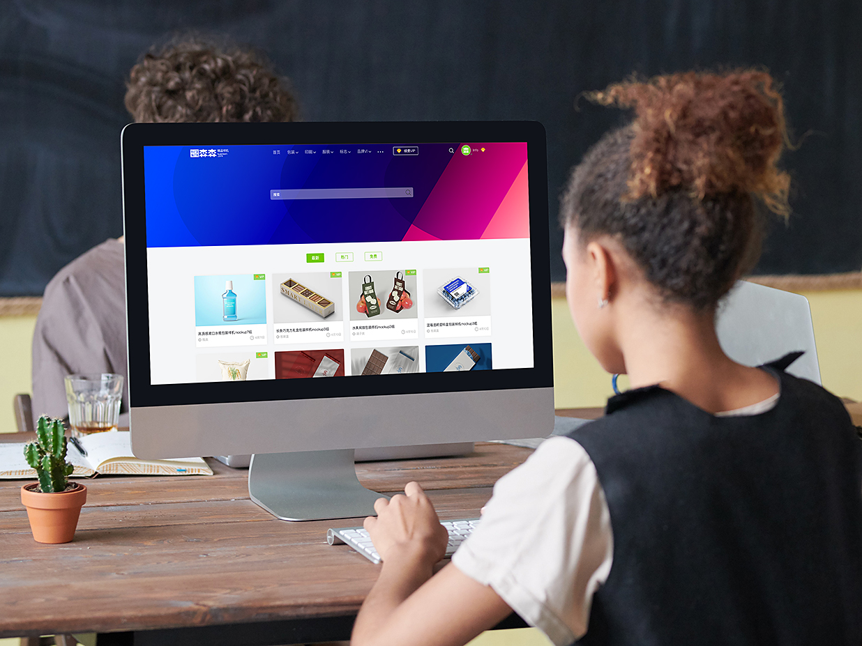 工作场所女孩使用iMac的样机mockup插图