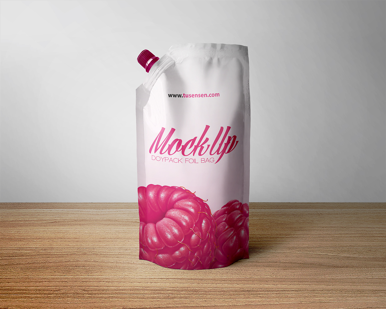 放在木质地板上的斜口吸嘴袋自立袋包装样机 mockup插图