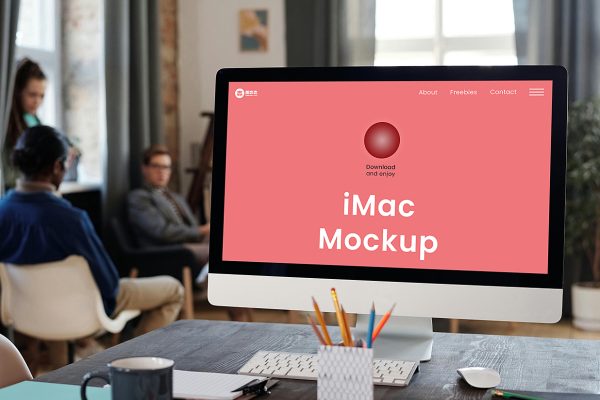 放在办公室桌上的iMac样机mockup