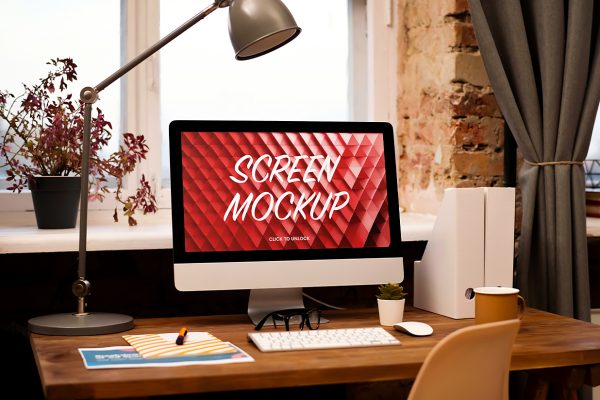 放在木桌上的iMac样机mockup