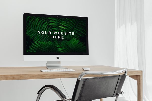 放在木桌上的iMac Pro样机mockup