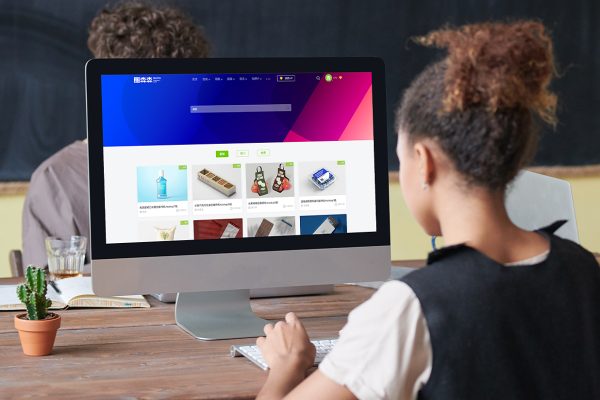 工作场所女孩使用iMac的样机mockup